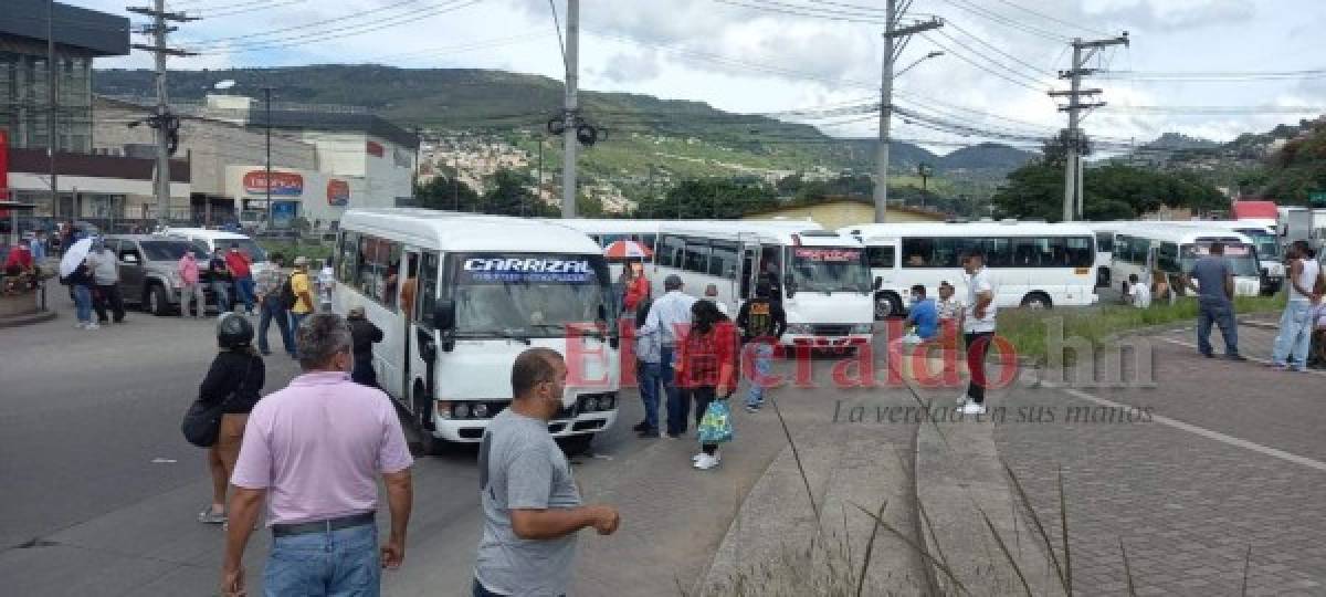 Transportistas bloquean calles y exigen al gobierno cumplimento de acuerdos (FOTOS)