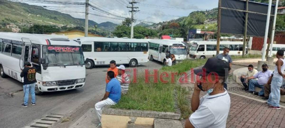 Transportistas bloquean calles y exigen al gobierno cumplimento de acuerdos (FOTOS)