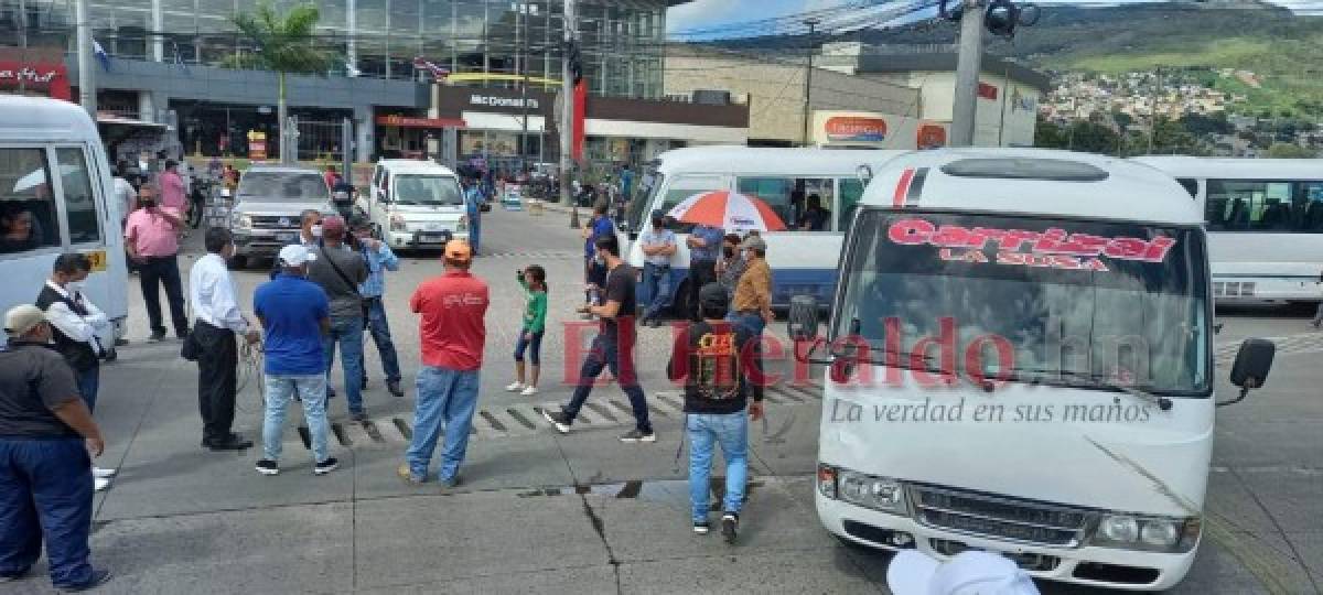 Transportistas bloquean calles y exigen al gobierno cumplimento de acuerdos (FOTOS)