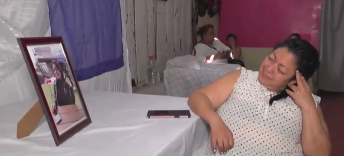 La madre de Gabriela llorando.