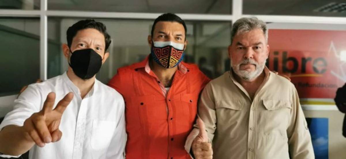 Huelgas de hambre, gallinas e indecisión política: Las polémicas de Roberto Contreras