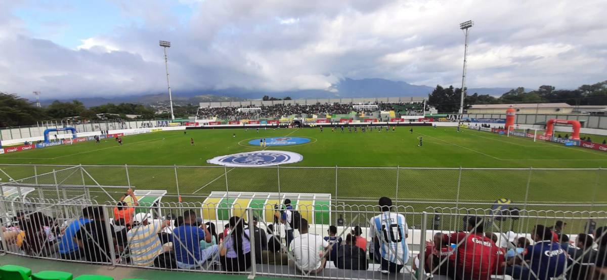 Hermosas mujeres invaden el Carlos Miranda para la gran final Motagua vs. Olimpia