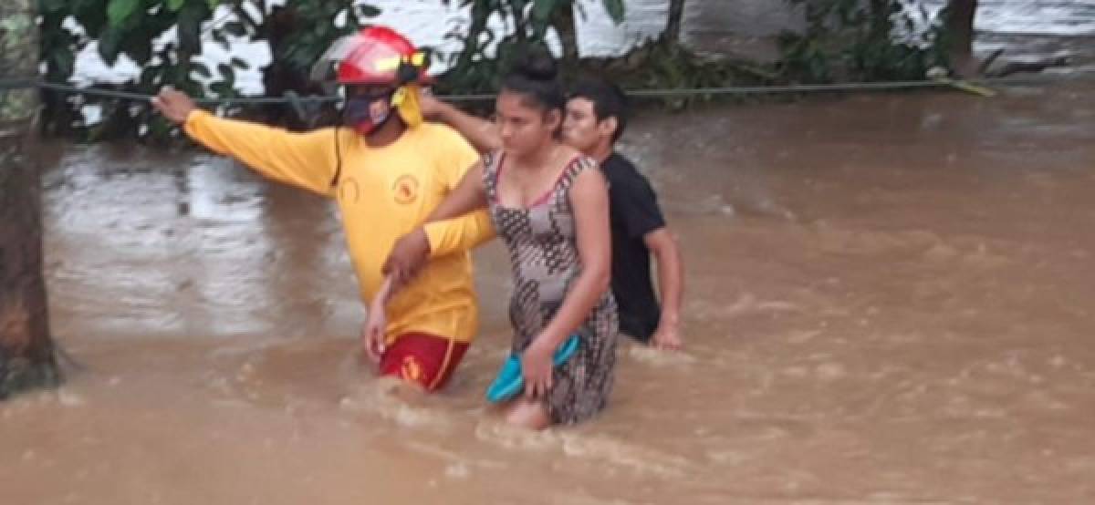 Dramático rescate de familias afectadas por el huracán Eta en Honduras (FOTOS)