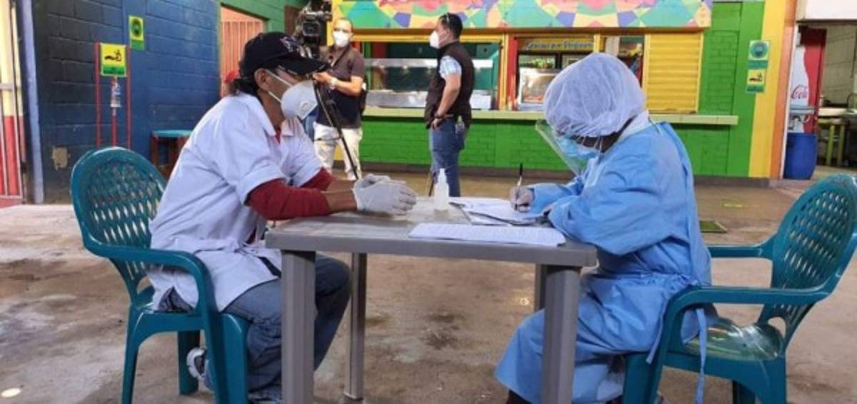 Aplican PCR a vendedores del mercado Zonal Belén