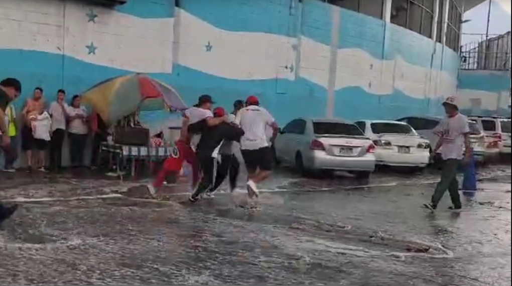 Tremendo aguacero, banderazo de la Ultra Fiel y las bellas chicas en el clásico capitalino