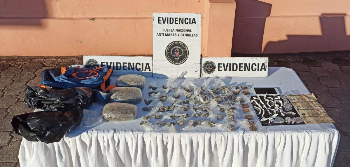 Evidencia decomisada por la FNAMP a los tres presuntos distribuidores de droga.
