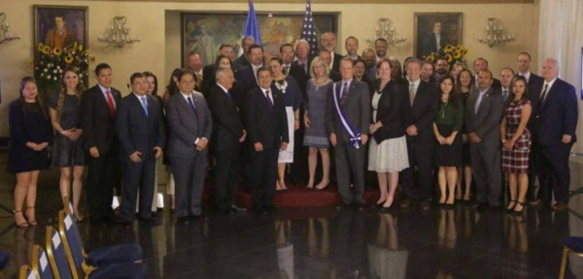 Embajador de Estados Unidos James Nealon es condecorado en Casa de Gobierno
