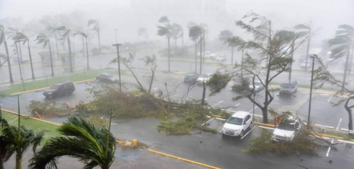 Huracán María toca tierra en Puerto Rico con vientos de 250 km/h