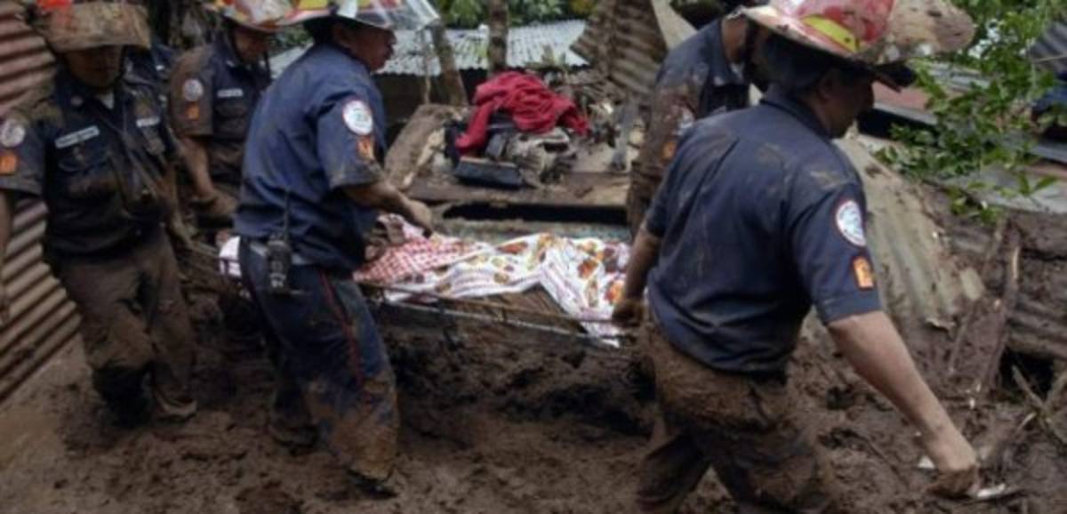 Al menos cuatro muertos y 15 heridos por alud en basurero de Guatemala