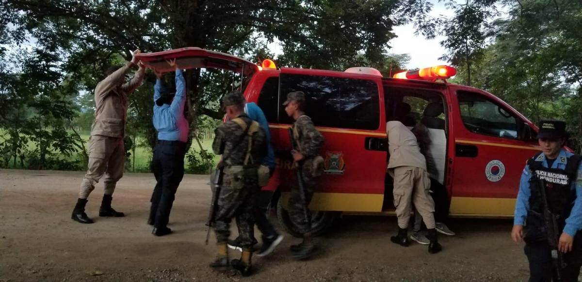 Elementos del Cuerpo de Bomberos, Policía Nacional y la Policía Militar auxiliaron a los migrantes y los transportaron en una ambulancia hasta un centro asistencial.