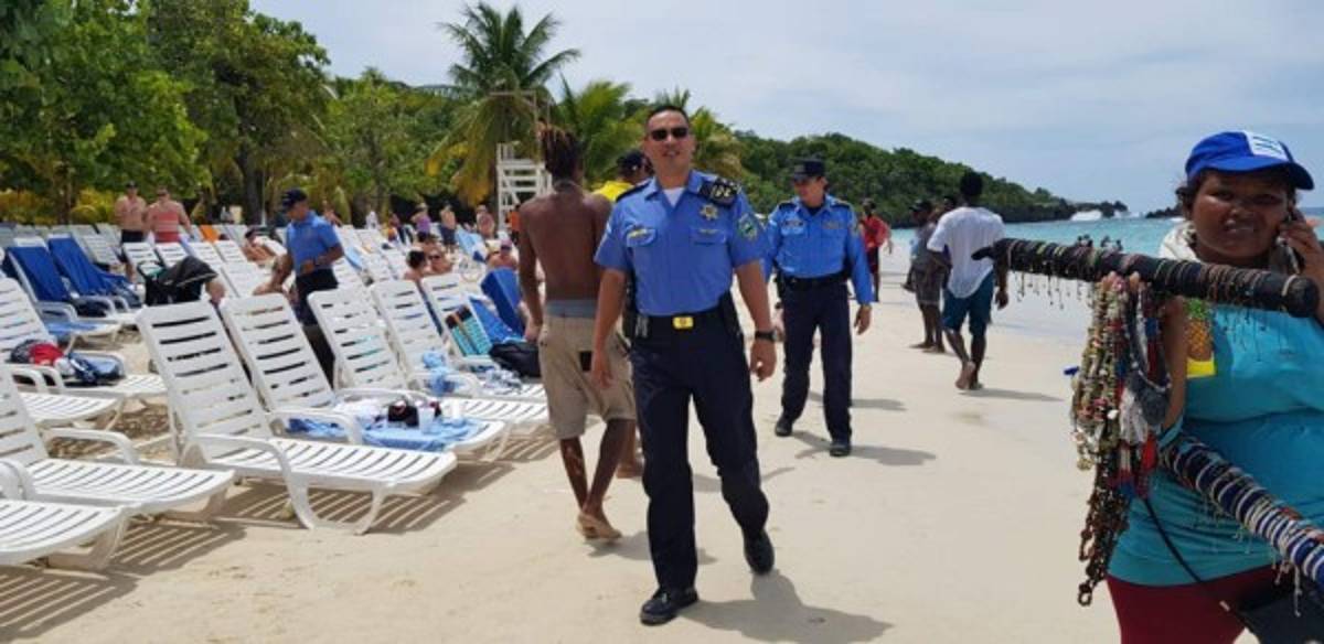 Vendedores estafaban a turistas con cigarrillos de estiércol de vaca en Roatán
