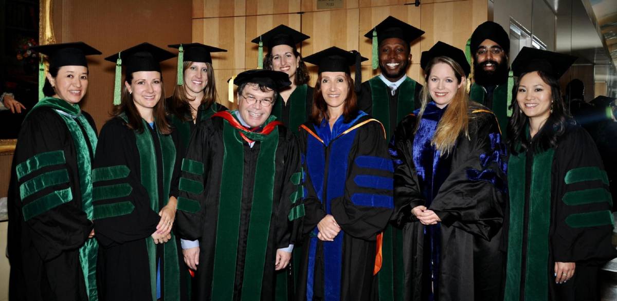 María Elena Bottazzi junto a varios de sus compañeros celebrando su graduación. La hondureña estudió en la Elvel School y posteriormente en la UNAH.