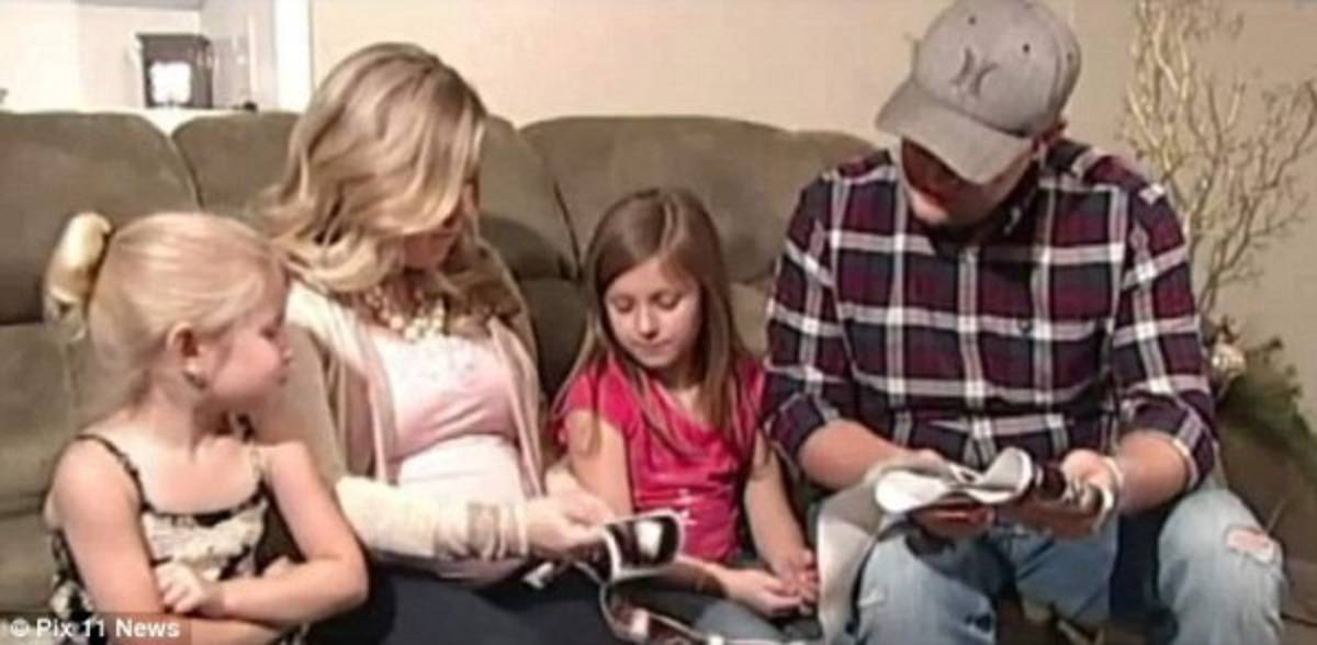 La imagen de dos gemelos tomados de la mano ha conmovido al mundo