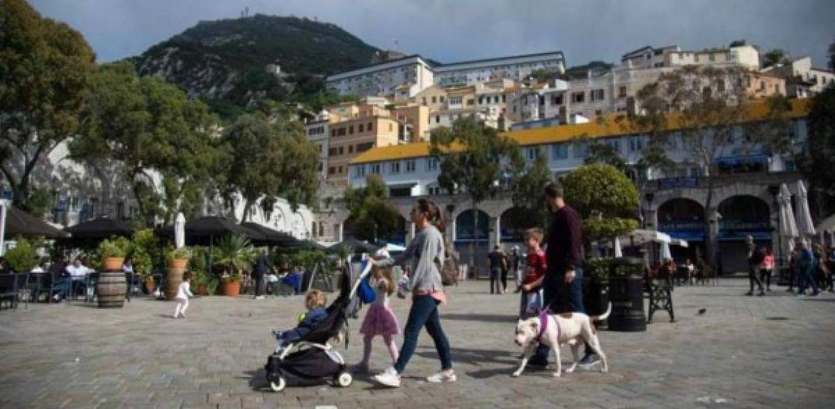 FOTOS: En Gibraltar se despiden de las mascarillas y disfrutan vacunación masiva