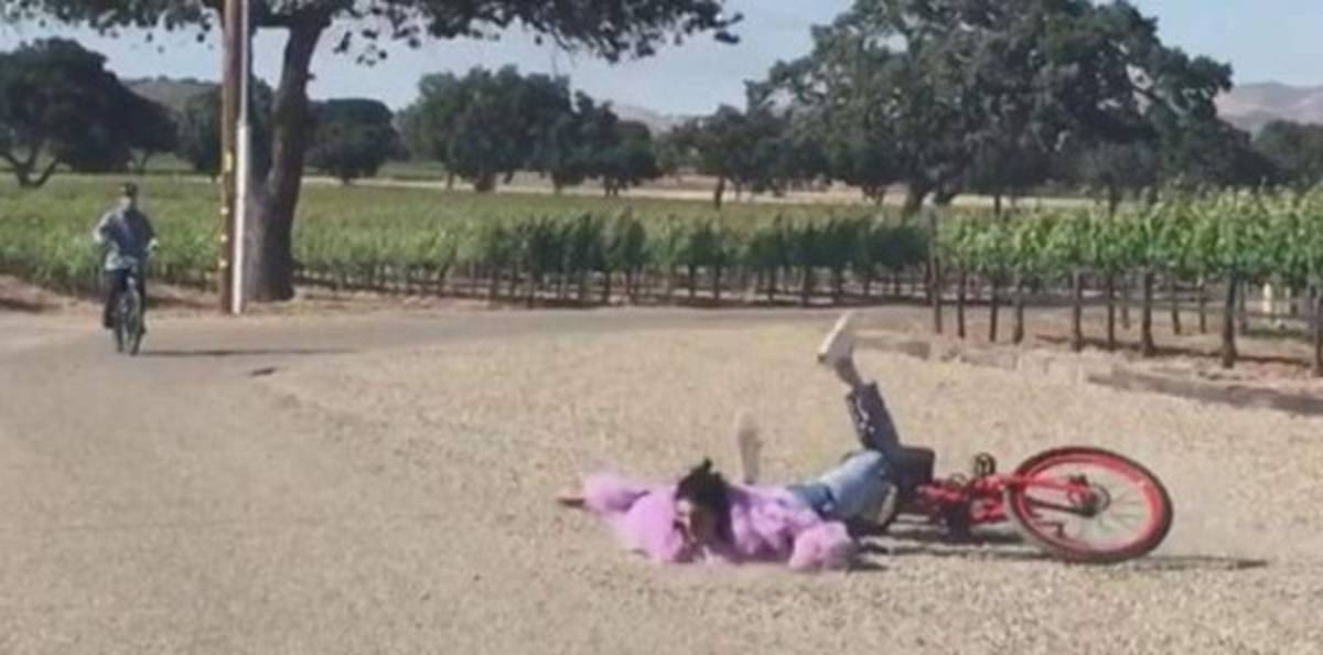 Kendall Jenner terminó en el suelo. Foto captura Instagram @khloekardashian