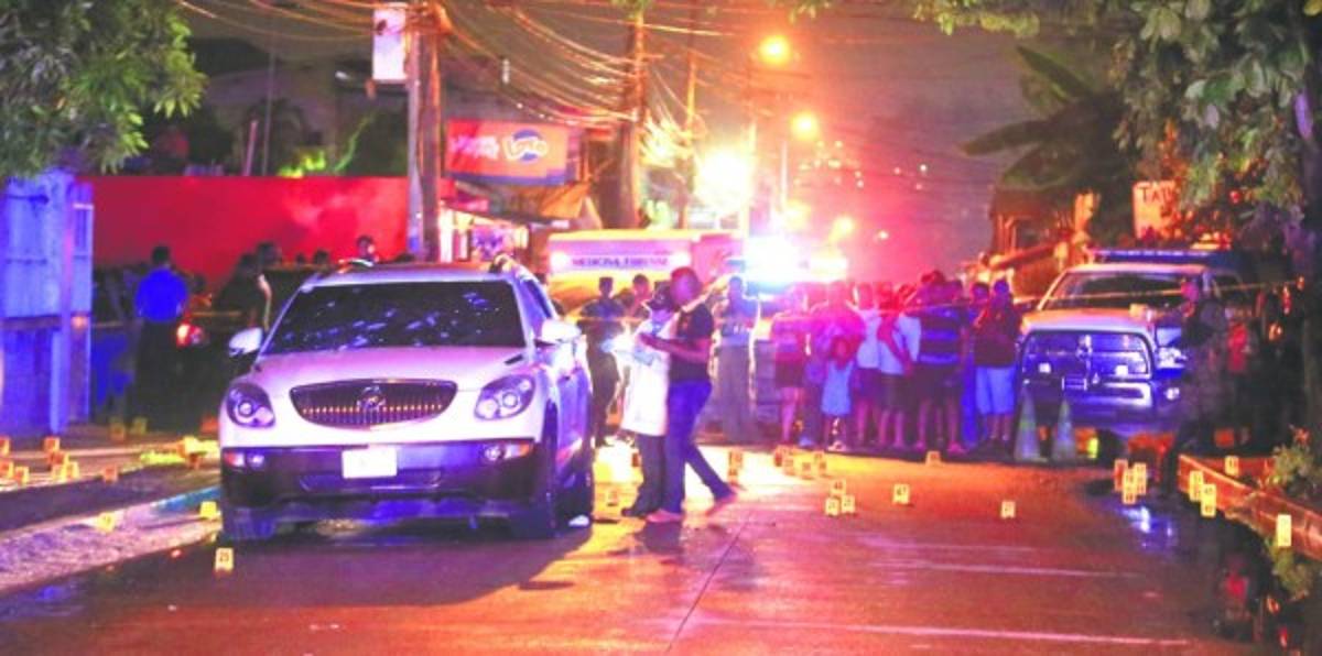 Decenas de personas se hicieron presentes en el lugar del crimen.