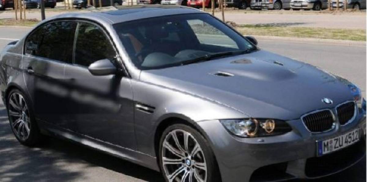 Danny Turcios presume su 'juguete nuevo' en las redes sociales... ¡Un BMW!