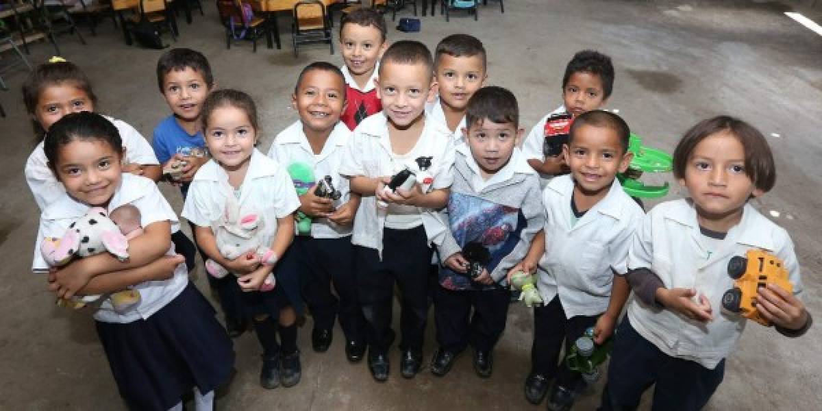 En el kinder de la colonia Generación 2,000 también llegaron los juguetes a dibujar sonrisas. Foto:Alex Pérez /EL HERALDO
