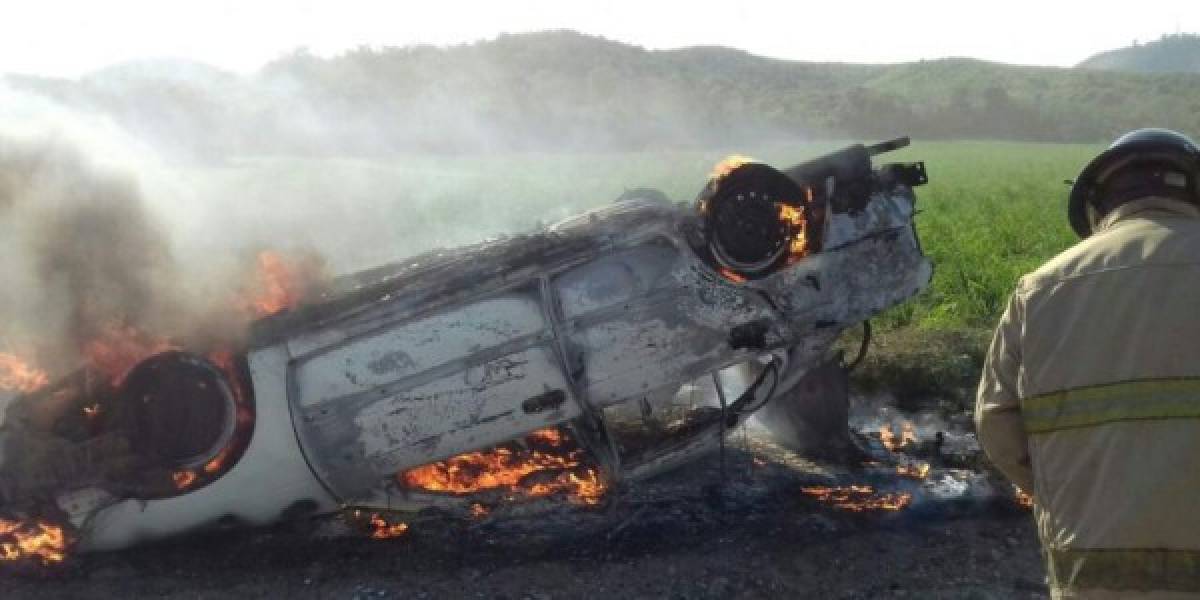 Honduras: Vehículo toma fuego tras sufrir volcamiento en San Manuel, Cortés