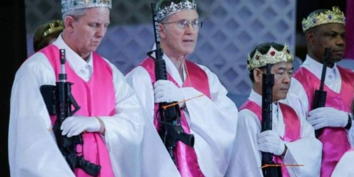 Iglesia bendice a parejas con sus fusiles