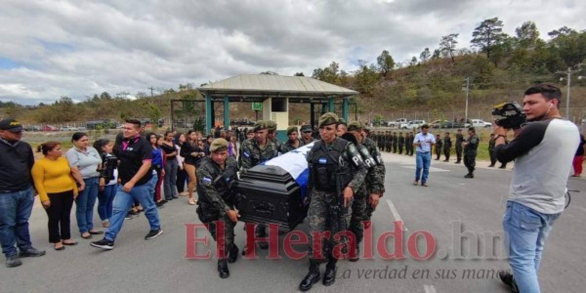 FOTOS: Con honores reciben a policías fallecidos en liberación de 'El Porky'