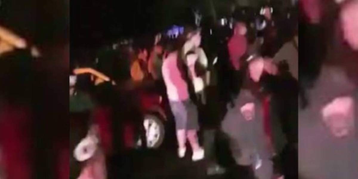 En medio del dolor y escombros un grupo de mexicanos canta 'Cielito Lindo'