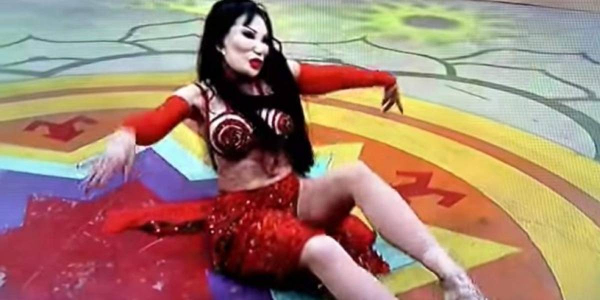 Lyn May pierde la peluca durante programa de televisión