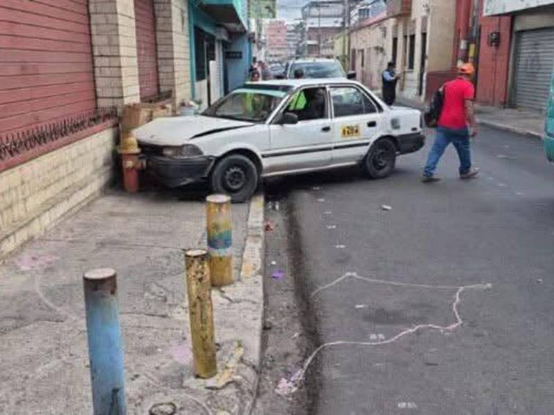 El vehículo del conductor impactó contra un hidrante contra incendios.