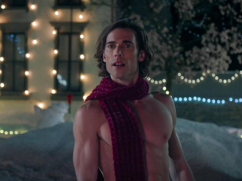 Dustin Milligan como Jack, un muñeco de nieve que cobra vida, en “Hot Frosty”, de Netflix. (Netflix)