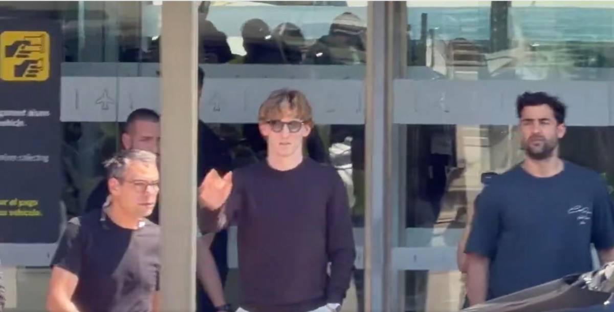 Anthony Gordon es captado en Barcelona y así se dejó querer por los catalanes