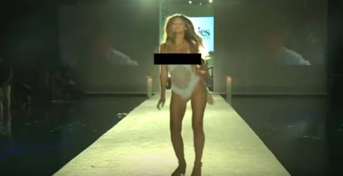 Video: Modelo sufre vergonzoso accidente de vestuario en plena pasarela