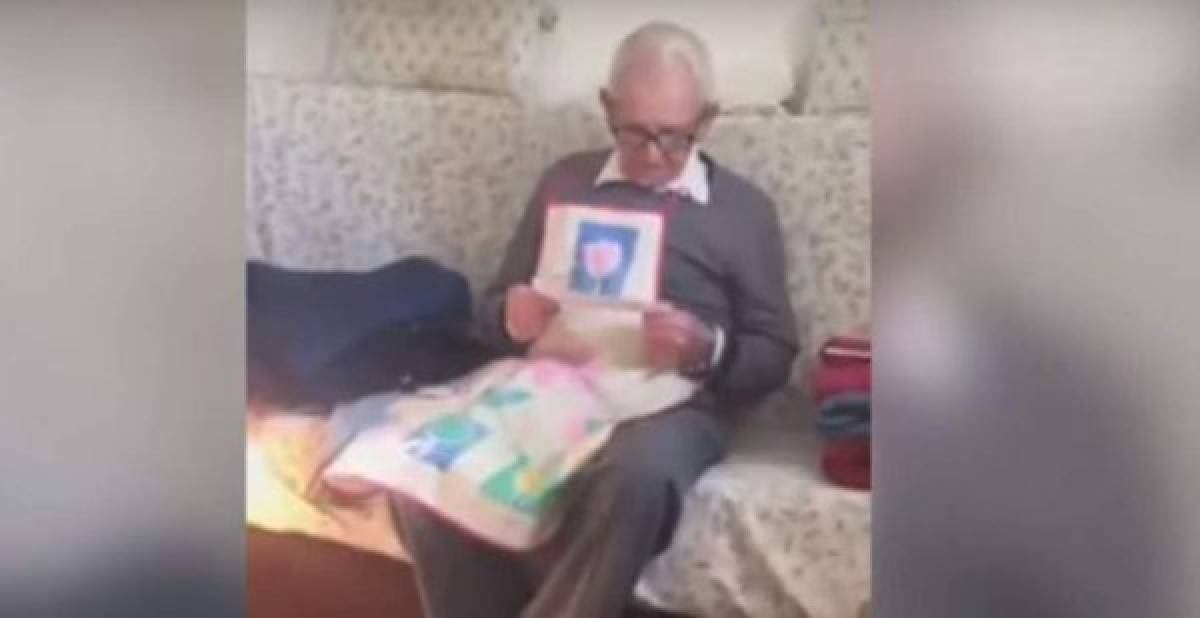 Anciano español reacciona de forma graciosa al enterarse que su pensión subió dos euros