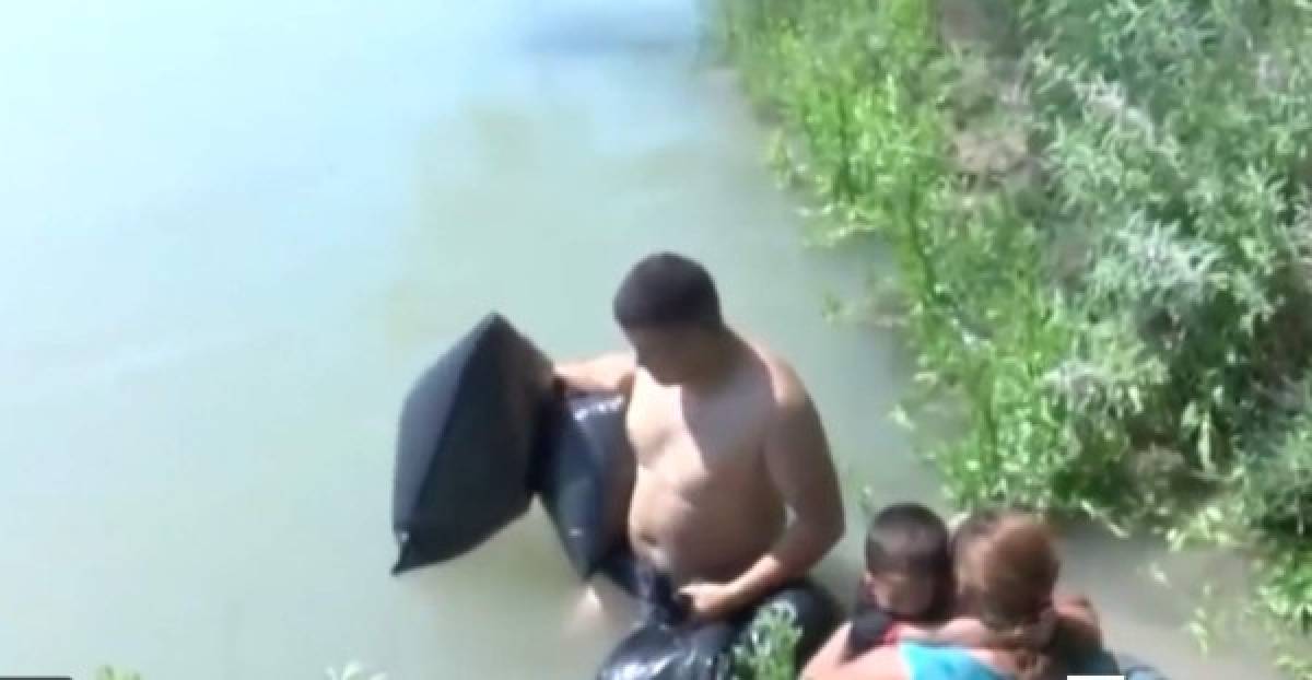 Bolsas como flotadores, la protección que usan los hondureños para cruzar el Río Bravo en EE UU