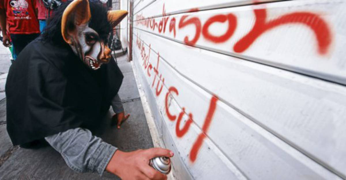 Manifestantes plagaron de grafiti la capital de Honduras