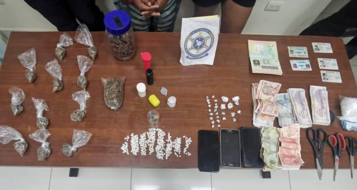 A las dos mujeres se les decomisó 400 piedras de crack, 12 envoltorios con supuesta marihuana, un bote con hierba seca, tres teléfonos celulares, 466 lempiras, 6 dólares, un dólar de Islas Caimán y varios documentos de identificación.