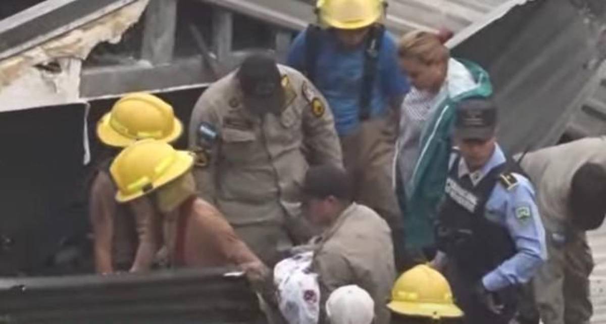 Momento en que los bomberos encuentran el cadáver de Cinthia, la menor de cuatro años de edad, muerta en por el derrumbe.