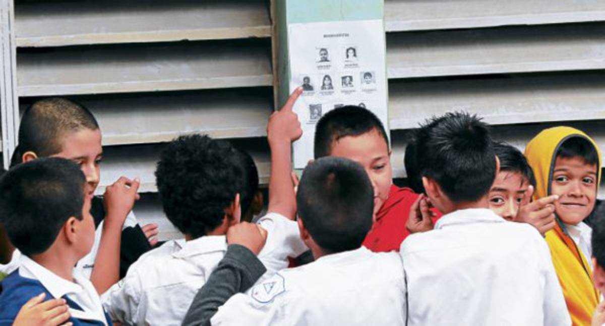 Inocencia infantil de la mano con la democracia