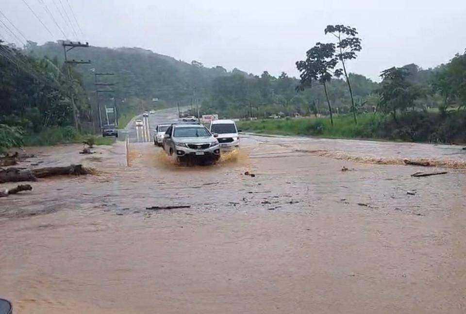 La carretera principal de Roatán se vio interrumpida en varios pasos debido a la crecida de quebradas, así como se han registrado inundaciones en la zona céntrica y deslizamiento de terreno en distintos sectores, evidenciando la vulnerabilidad de la isla.