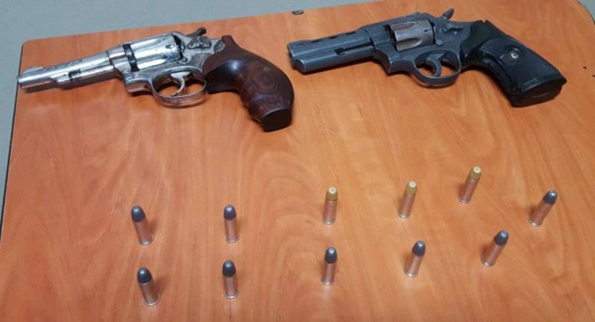 Los revólveres que fueron decomisados tienen sus respectivas municiones.