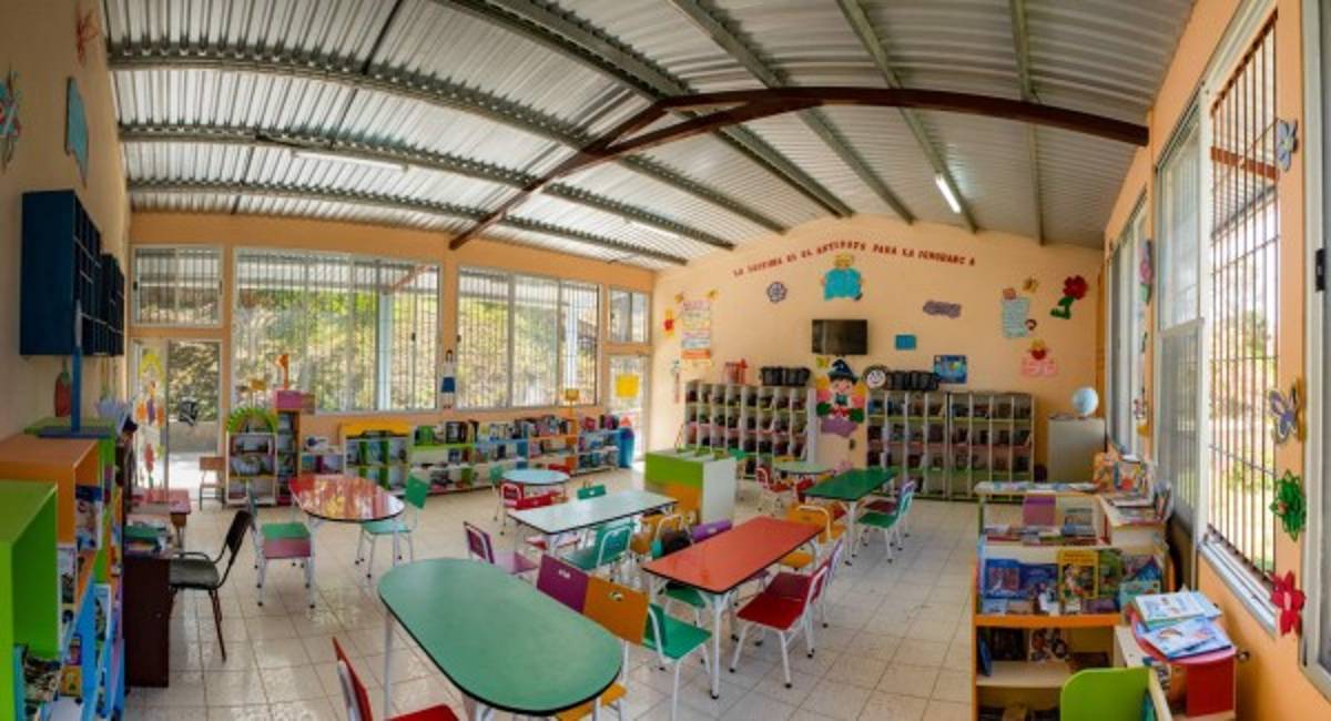 Las Bibliotecas Blue Lupin ahora podrán estar vacías, pero en los hogares de Lempira, muchos iluminados con candil, hay niños llenos de conocimiento. Foto: Ulises Alvarado.