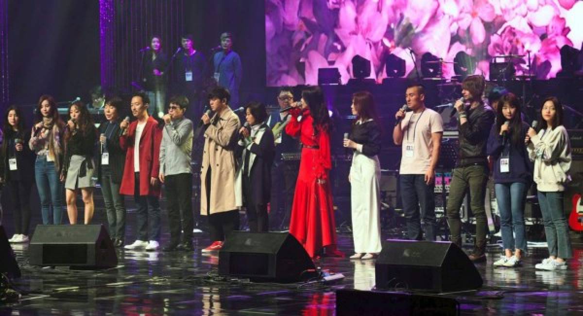 Kim Jong Un asiste a concierto de estrellas K-pop en Pyongyang y causa sorpresa