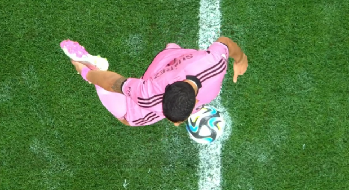 Suárez hizo el saque inicial del partido.