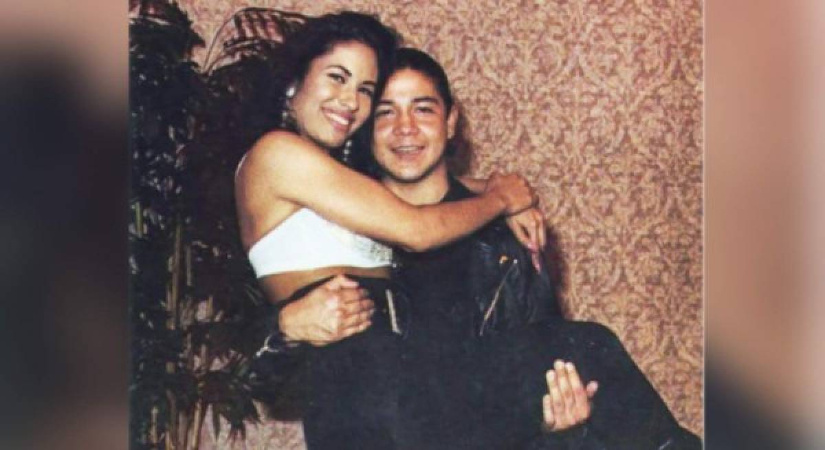 Chris Pérez recuerda a Selena Quintanilla mostrando su certificado de bodas