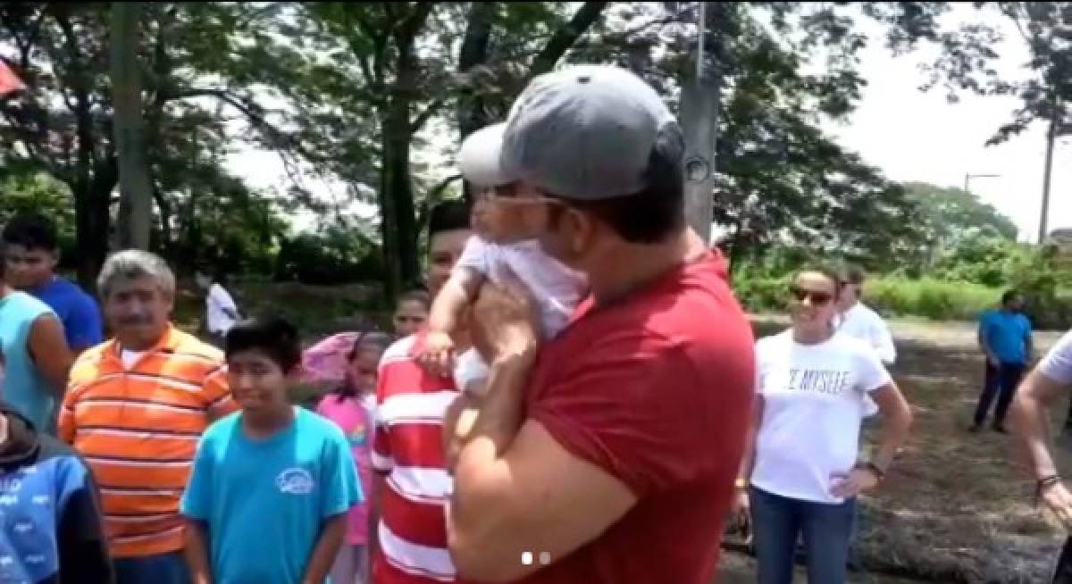 Ricardo Arjona regala los primeros cinco lotes a sobrevivientes del Volcán de Fuego en Guatemala