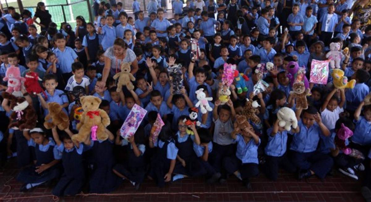 Felicidad en la Escuela 4 de Junio con la jornada de magia solidaria