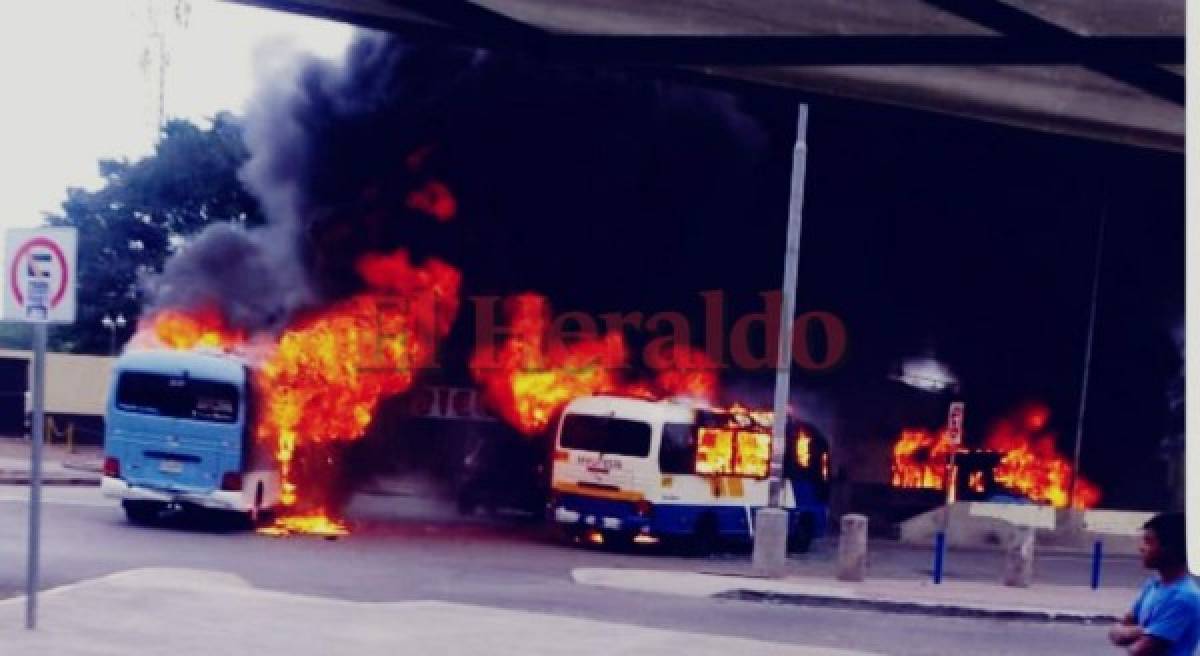 Las impactantes imágenes que dejó el incendio de tres buses rapiditos enfrente de la UNAH