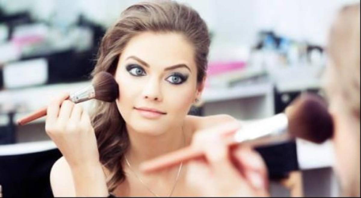 Luz y sombra para afinar el rostro con delicadeza