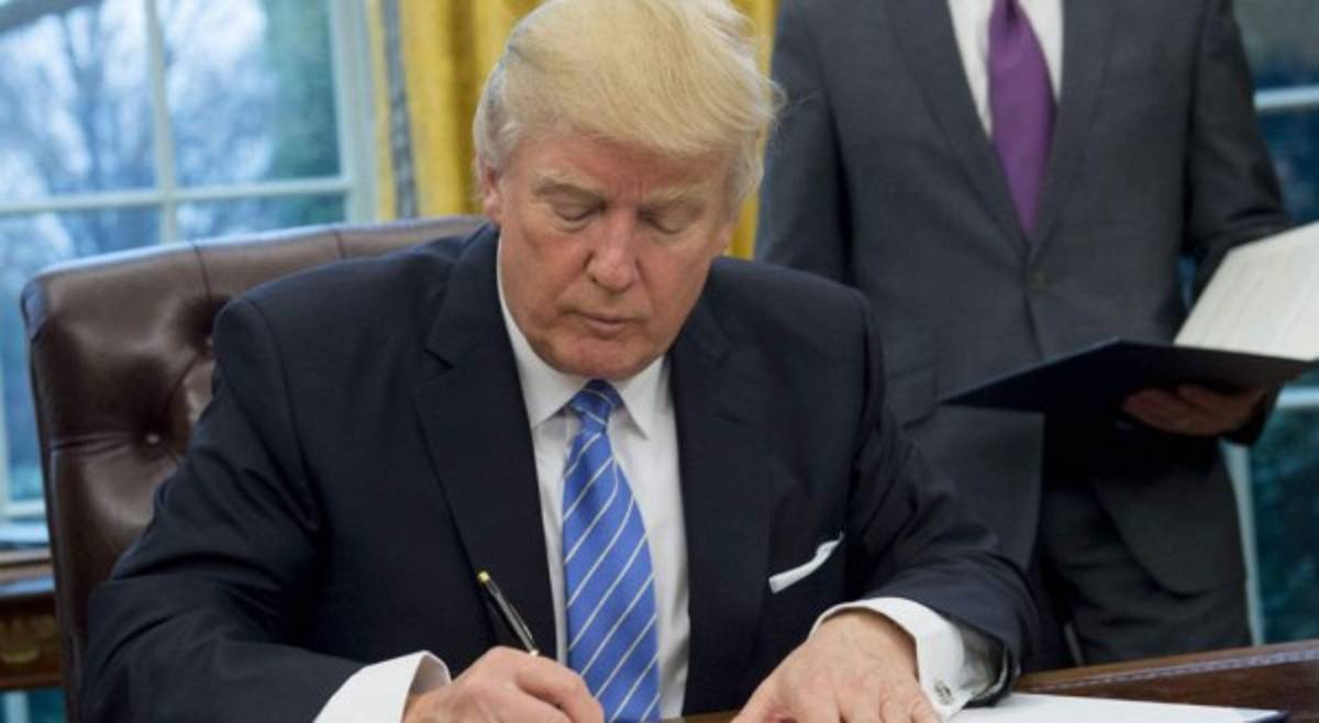 Trump congeló la contratación de empleados del gobierno de EEUU