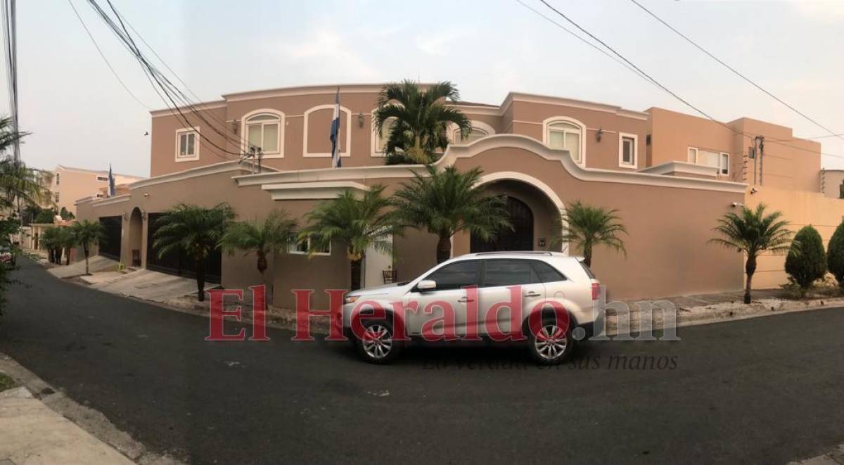 Solitaria luce la casa de JOH en Palmeras de San Ignacio en el día de su extradición