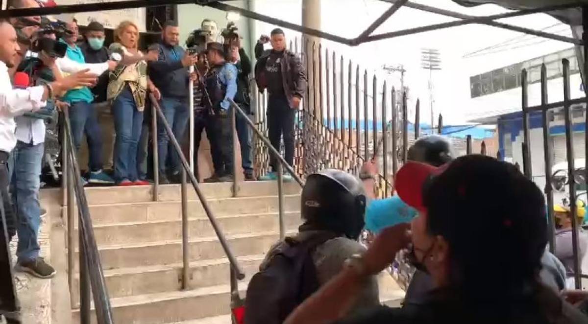 Violenta confrontación entre encapuchados y colectivos de Libre, en el Alonso Suazo, quedó sin efecto